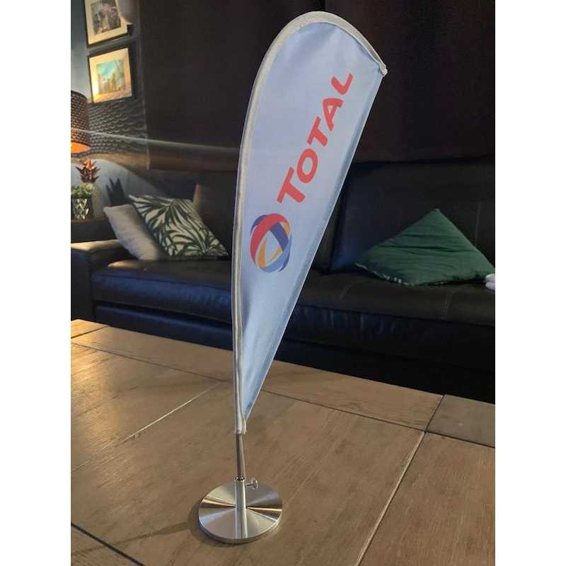 Démarquez-vous avec nos drapeaux de table sur mesure pour votre entreprise.